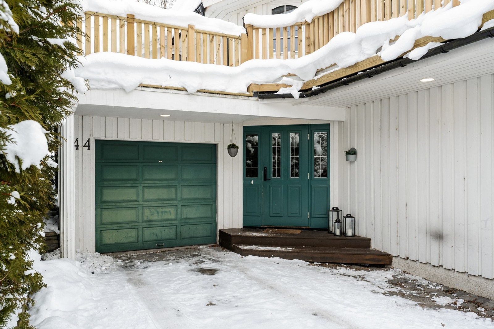 Inngangsparti med inntilliggende garasje. Galleribilde