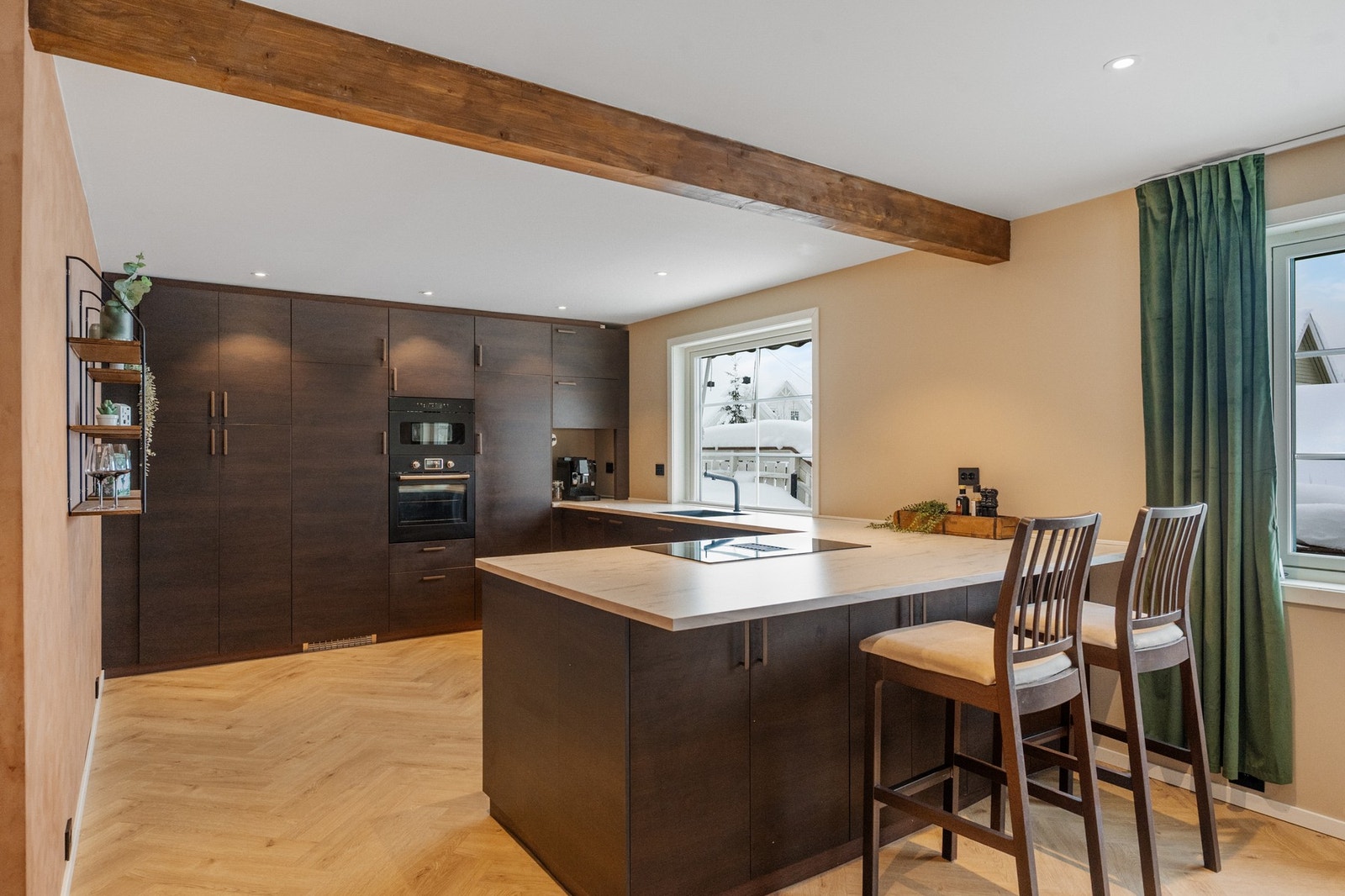 IKEA kjøkken med integrerte hvitevarer, moderne og lekkert utseende. Galleribilde