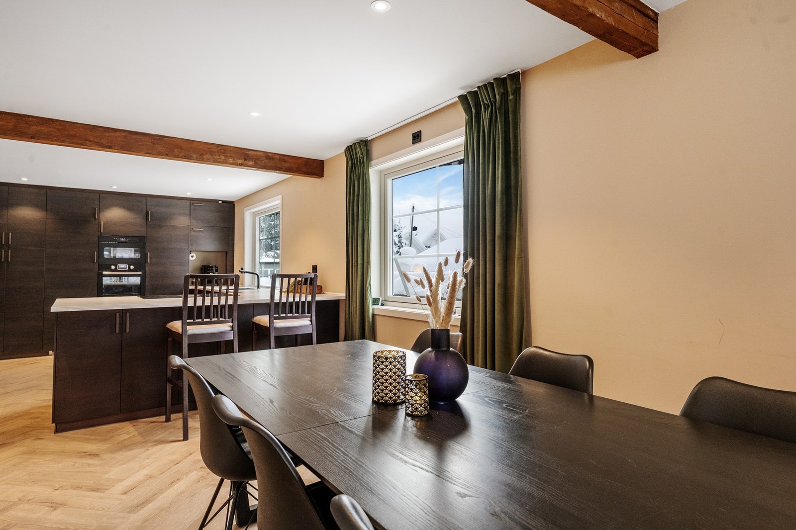 Åpen løsning mot spisestue og stue. Galleribilde