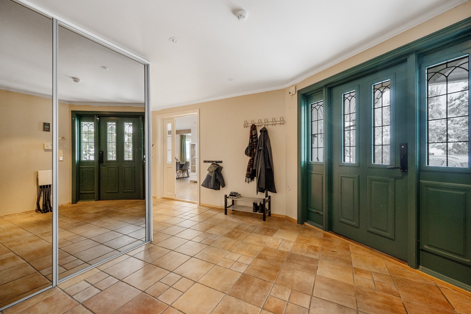 Her kommer du inn i en stor hall med skyvedørsgarderobe langs den ene veggen. Galleribilde