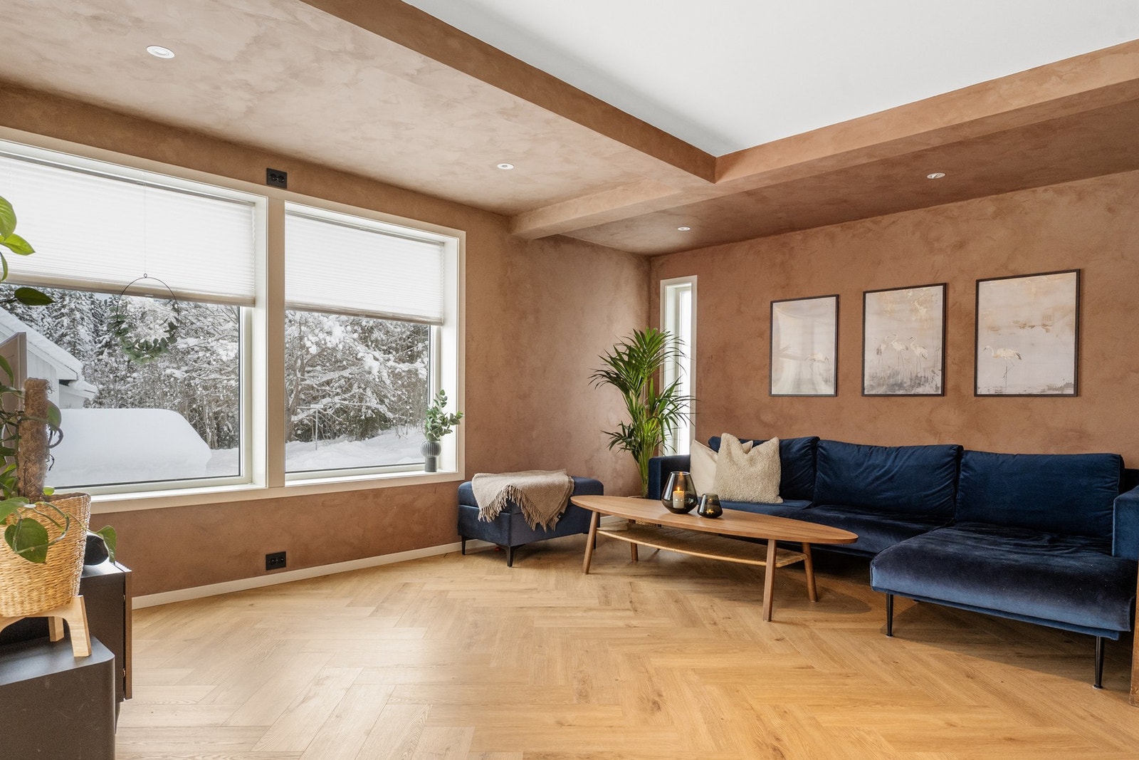 Stuen er romslig og her har du god plass til sofakrok. Galleribilde