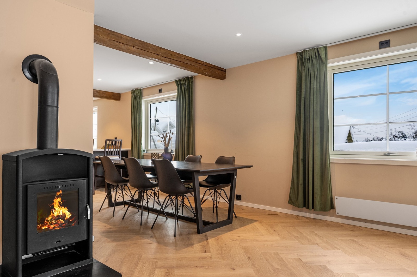 Vedovn som varmer opp kalde vinterdager. Galleribilde