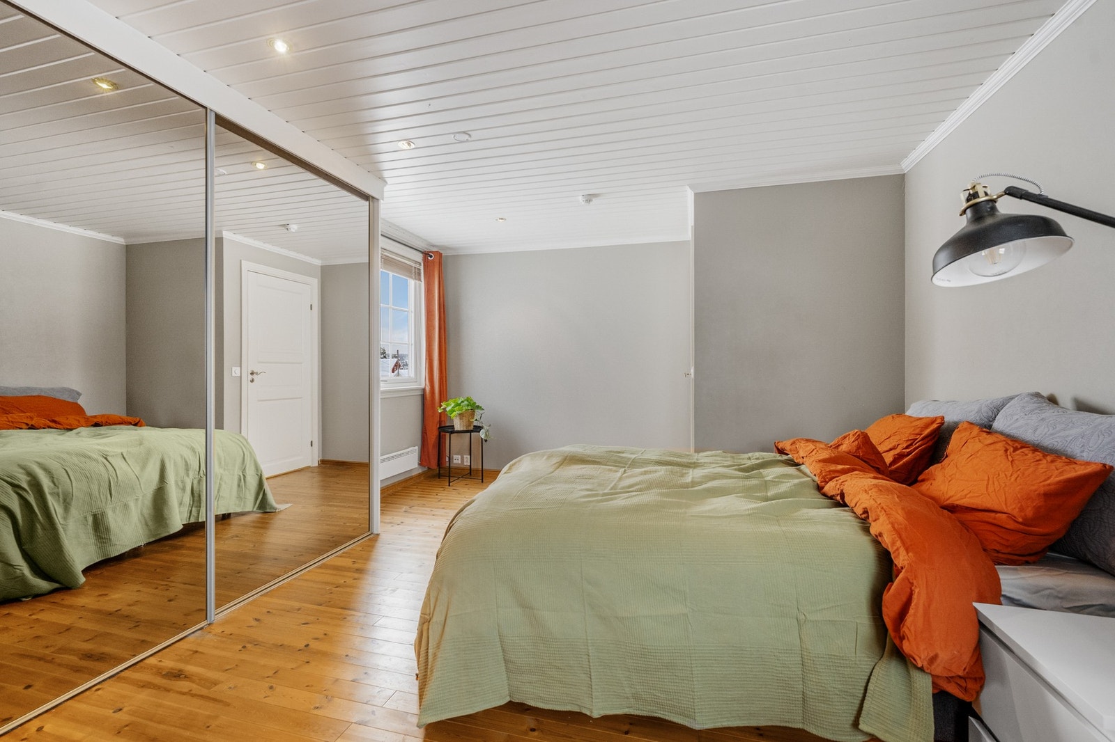 Hovedsoverommet har skyvedørsgarderobe og utgang til terrasse. Galleribilde