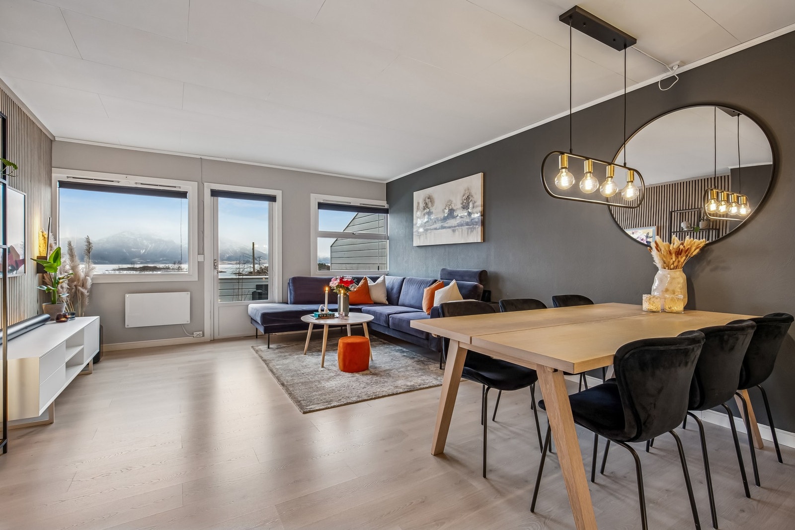 Romslig stue god plass til ønsket møblement Galleribilde