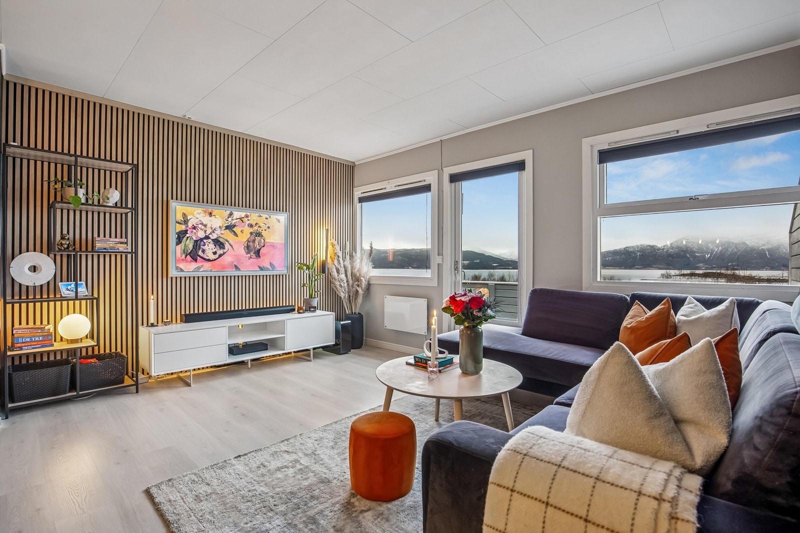 Fra stuen får man direkte utgang til terrassen Foto: EFKT (Vilde Dahl) Galleribilde