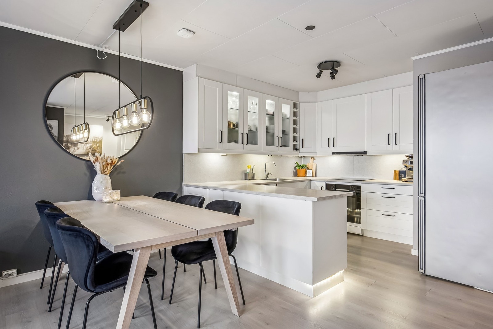 Meget innbydende stue med åpen løsning mot spisestuen og kjøkkenet. Galleribilde