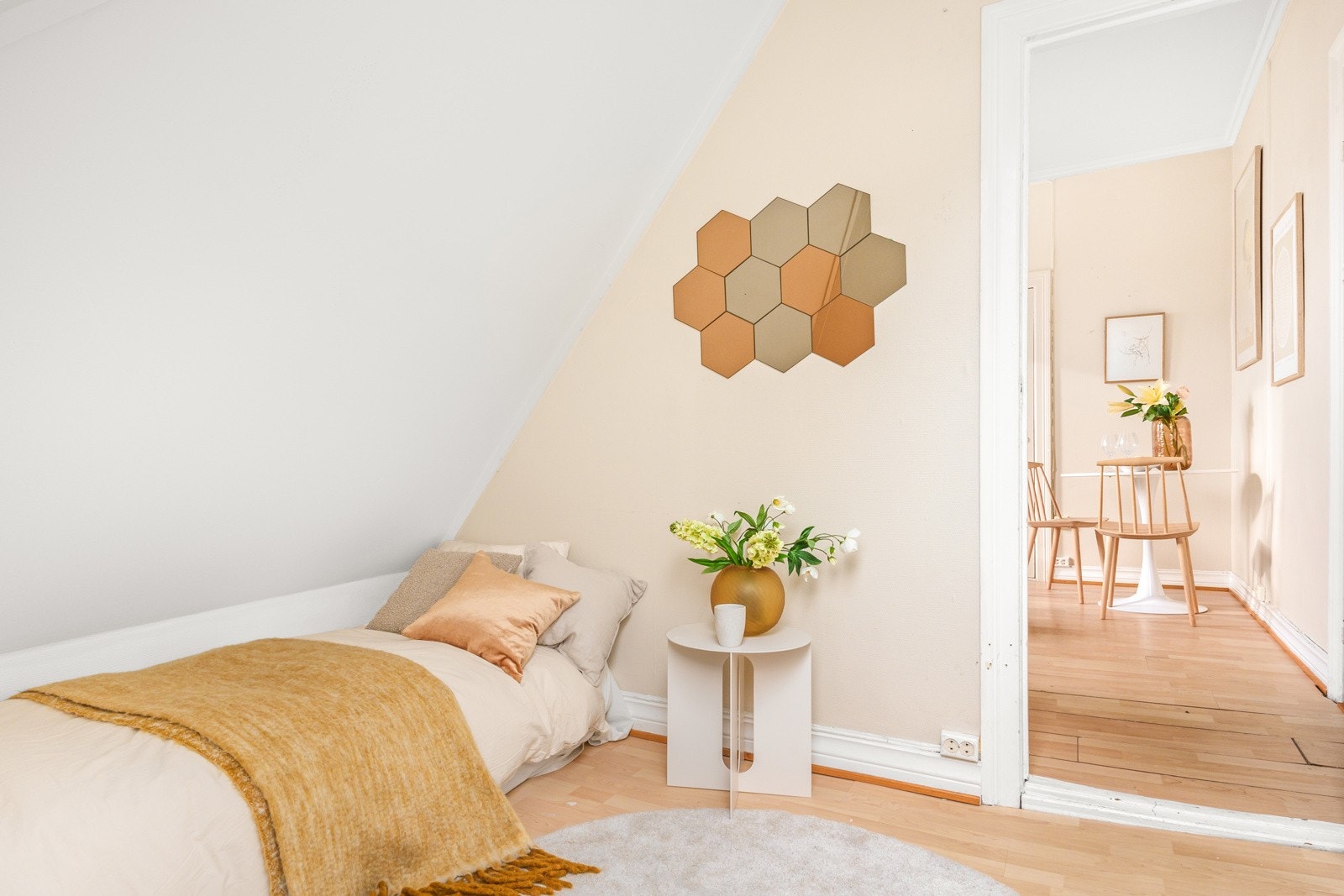 Plass til seng og oppbevaring Galleribilde