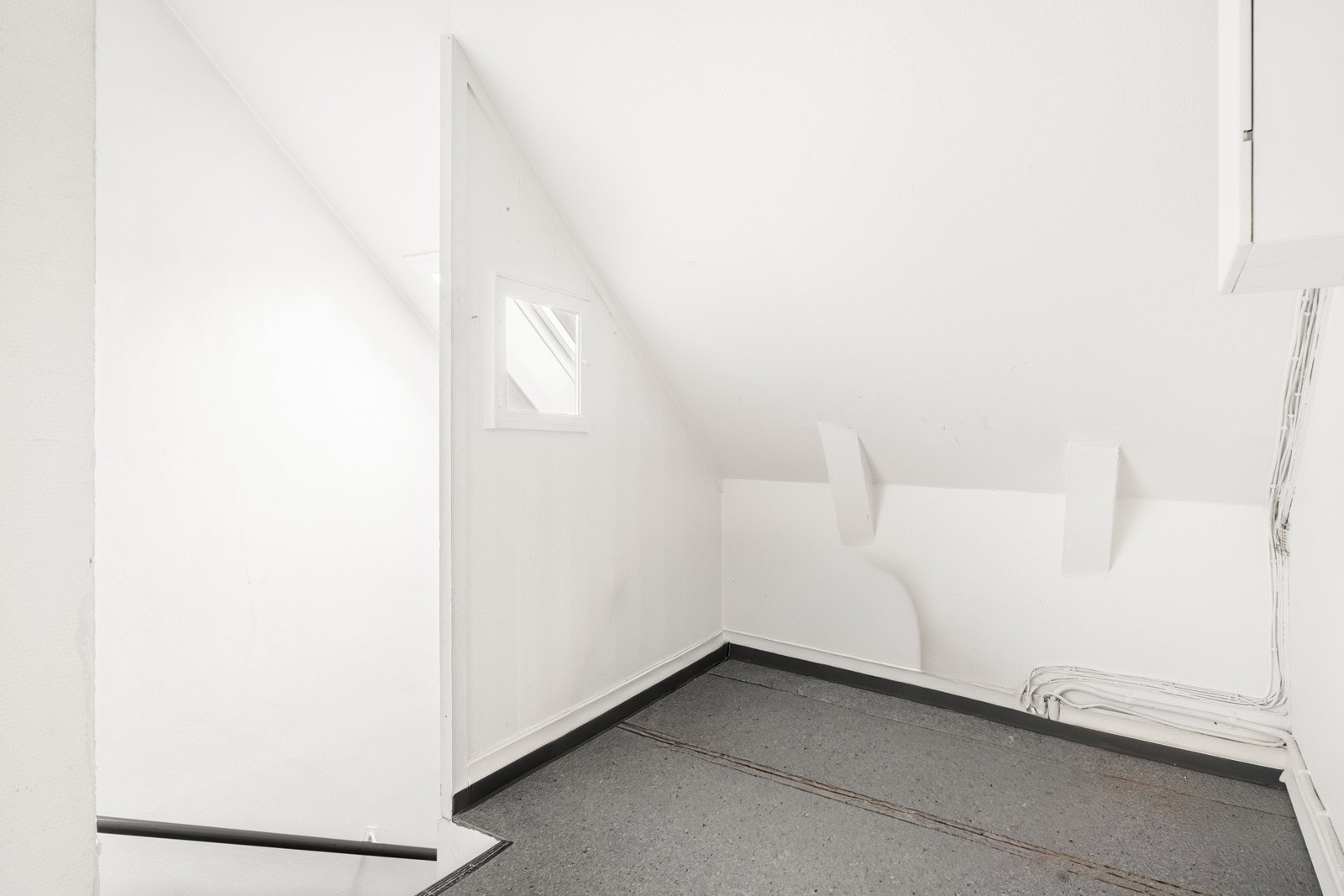 Stor gang tilhører leiligheten. Mulighet for oppbevaring og garderobeløsning Galleribilde