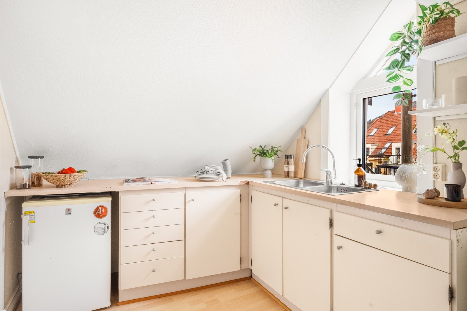 Kjøkkenet har enkel standard, nytt vindu Galleribilde