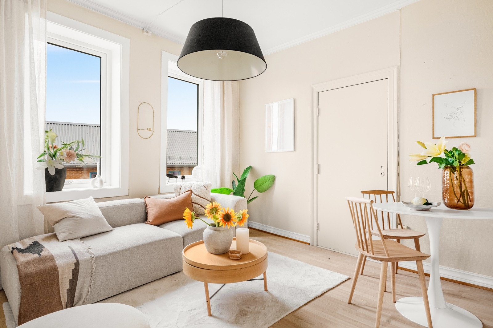 Plass til både sofa og spisebord Galleribilde