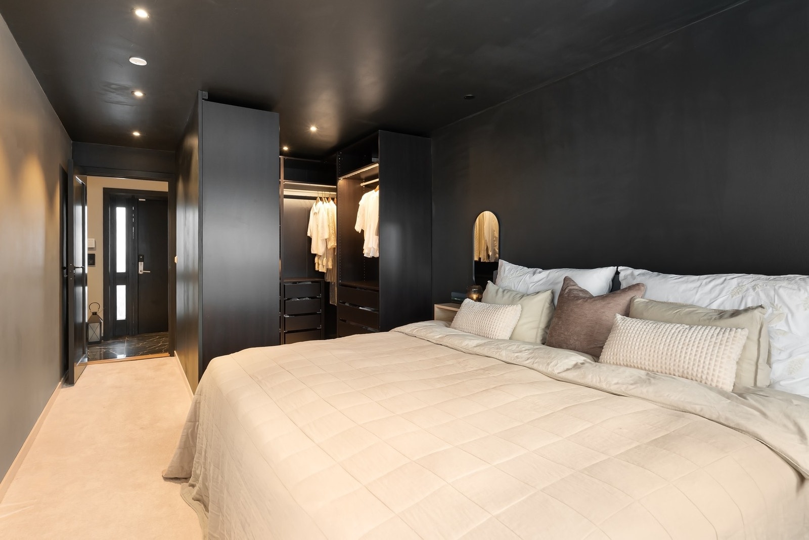 Boligen har tre romslige soverom i hoveddelen beliggende i 1. etasje. Galleribilde