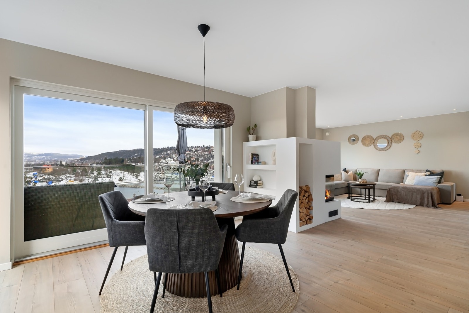 Kjøkkenet og spisestuen ligger i naturlig overgang. Galleribilde