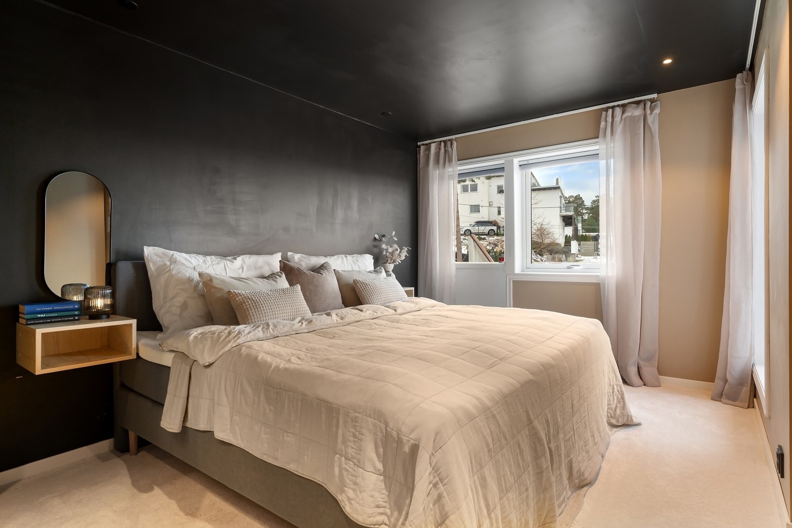 Både fra hovedsoverommet og soevrom 2 er det utgang til balkong. Galleribilde