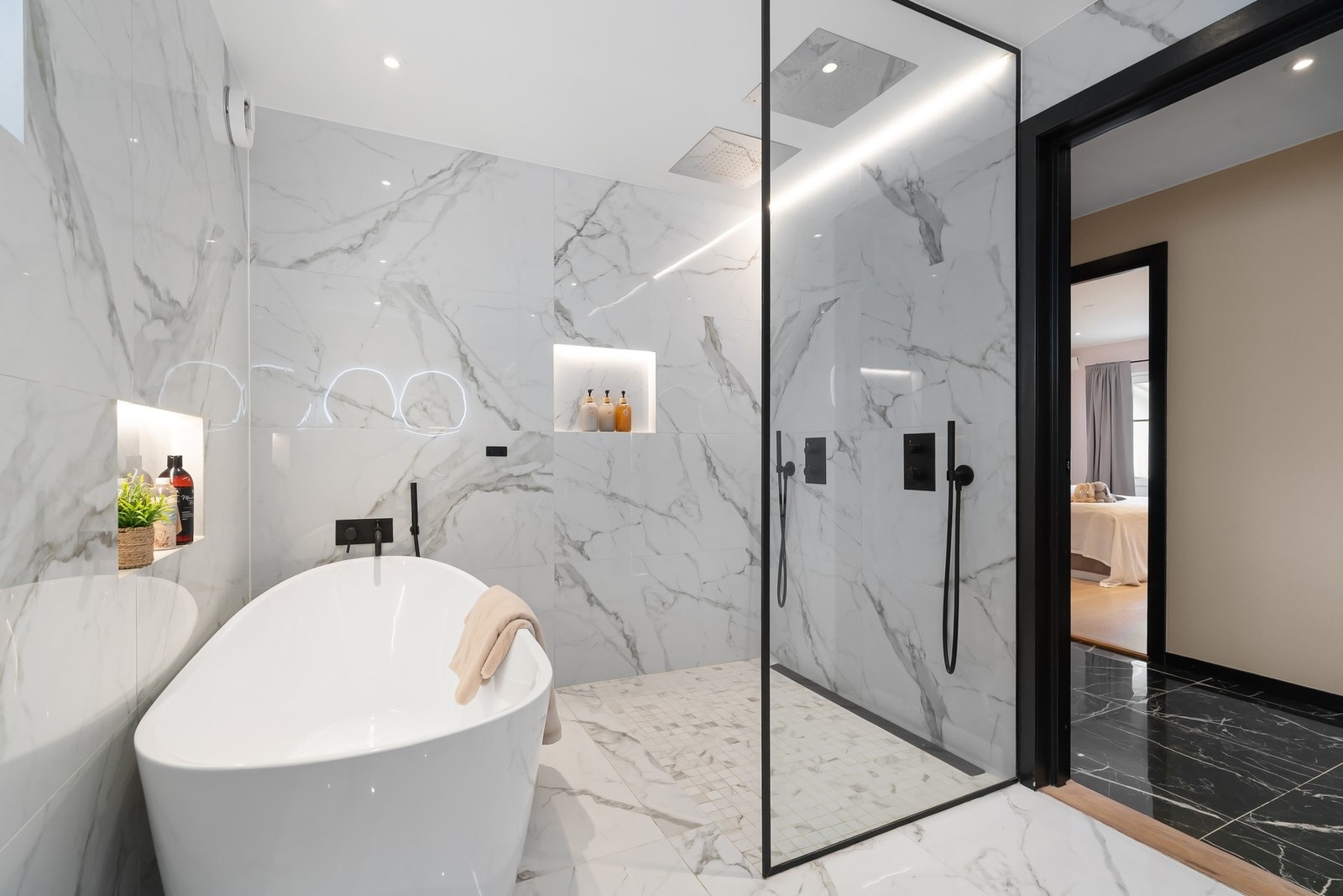 Hovedbadet i første etasje ble renovert i 2022 og holder en moderne og eksklusiv standard med store marmorfliser på gulv og vegger, gulvvarme, dusjnisje med to dusjhoder og badekar. Galleribilde