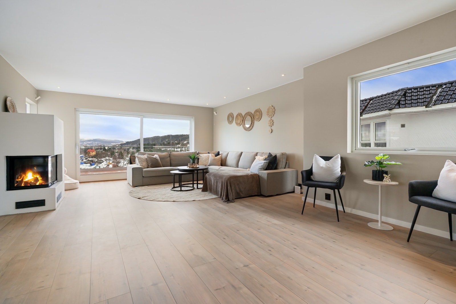 De heldekkende skyvedørene forener inne og ute både i stue- og spisestuedelen. Galleribilde