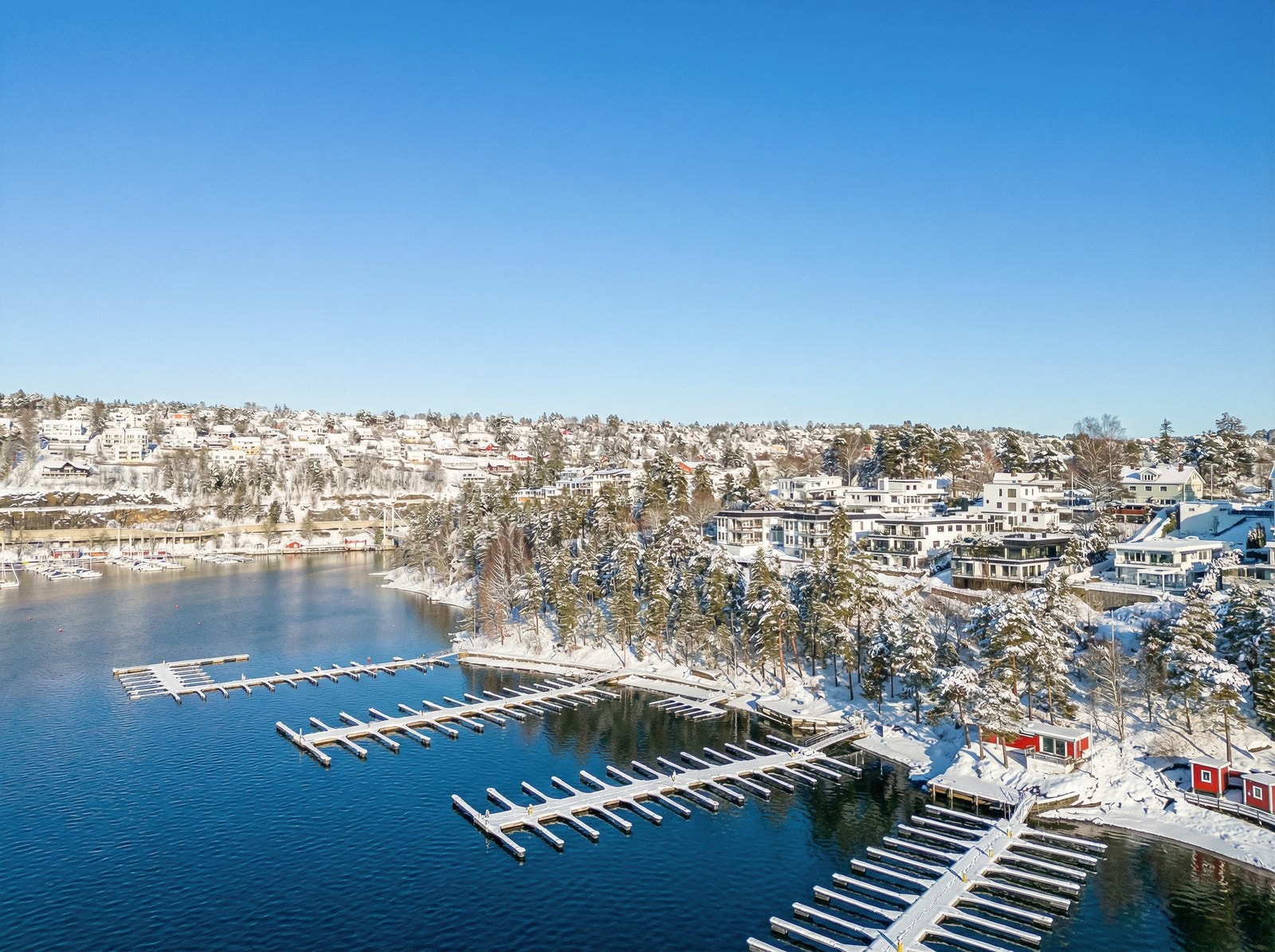 Ulvøya ligger i indre Oslofjord/Bunnefjorden, og adkomsten til øya skjer via Ulvøybrua fra Mosseveien. Området har et godt og rolig lokalmiljø, men samtidig nærhet til alle storbyens fasiliteter. Galleribilde