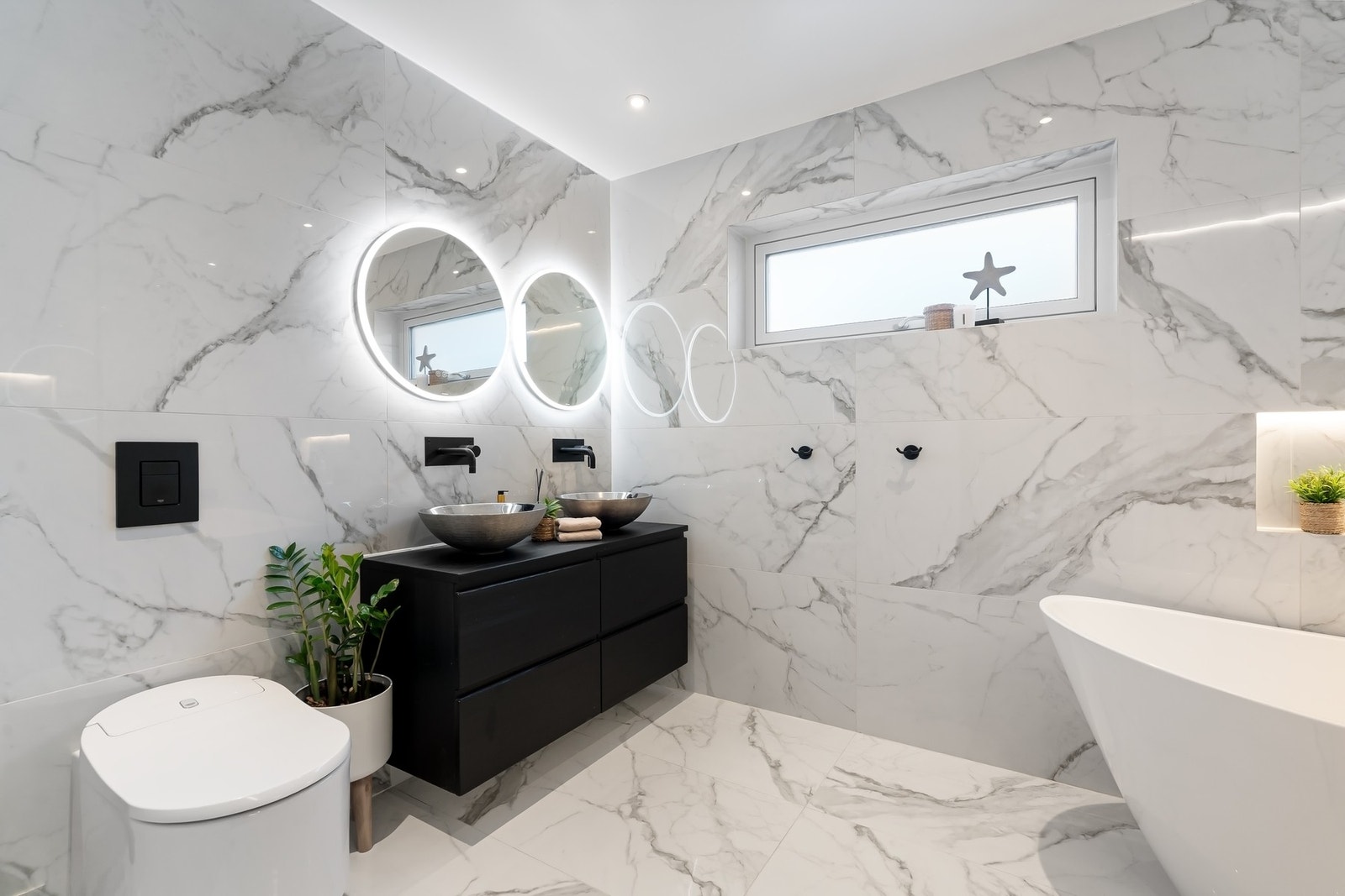 Rommet har for øvrig vegghengt toalett, og innredningen har skuffeseksjon, to servantboller og to runde speil med belysning fra Vikingbad. Galleribilde