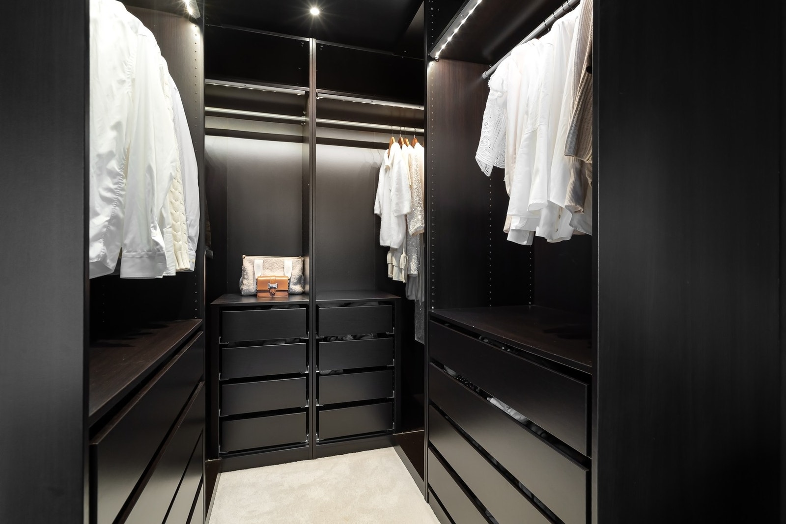 Hovedsoverommet har en stor walk-in closet. Galleribilde