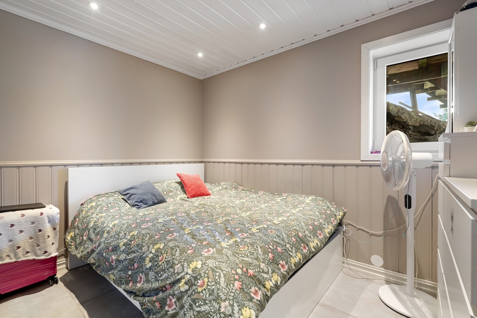 Hybelen er på ca. 45 kvm og består av kjellerstue, kjøkken, bad, wc og vaskerom. Høsten 2025 ble det gitt tillatelse for at rom i hybelen kan bruksendres og godkjennes for varig opphold, og det ble bl.a. satt inn to større vinduer. Det gjenstår å søke om Galleribilde