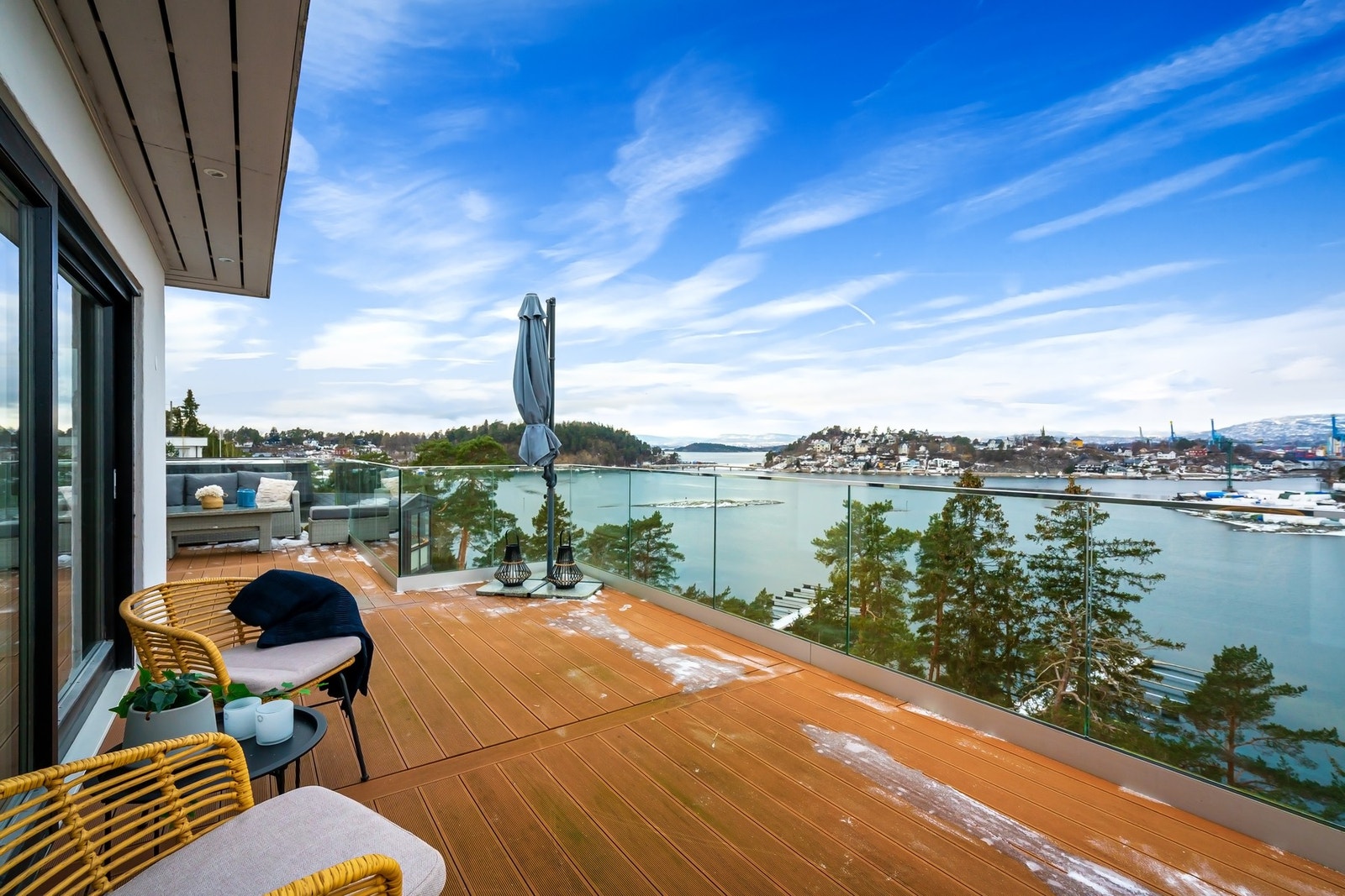 Utenfor stue og spisestue er det vestvendt terrasse med moderne rekkverk i glass og aluminium, samt vedlikeholdsfrie terrassebord. Galleribilde