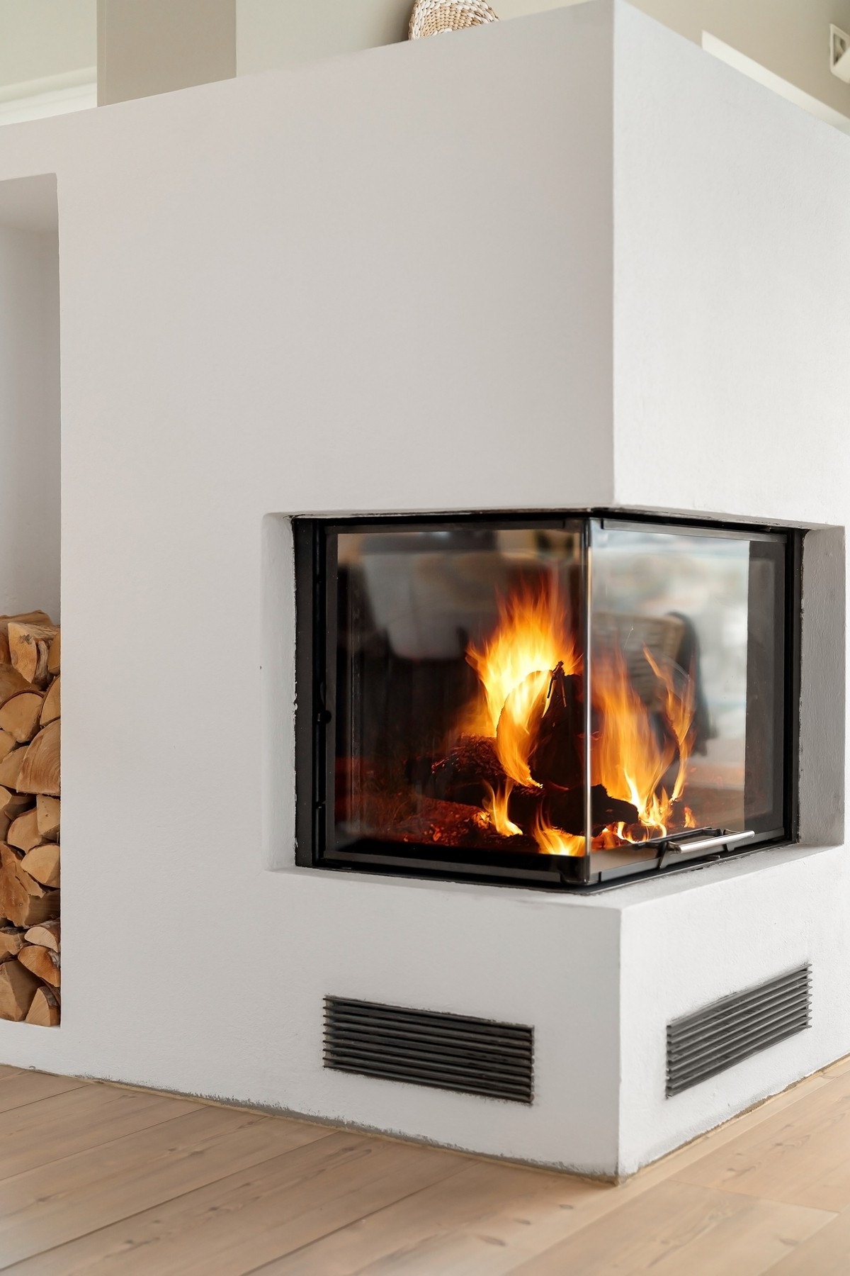 Det er montert peis som gir både varme og atmosfære på kjølige kvelder. Galleribilde