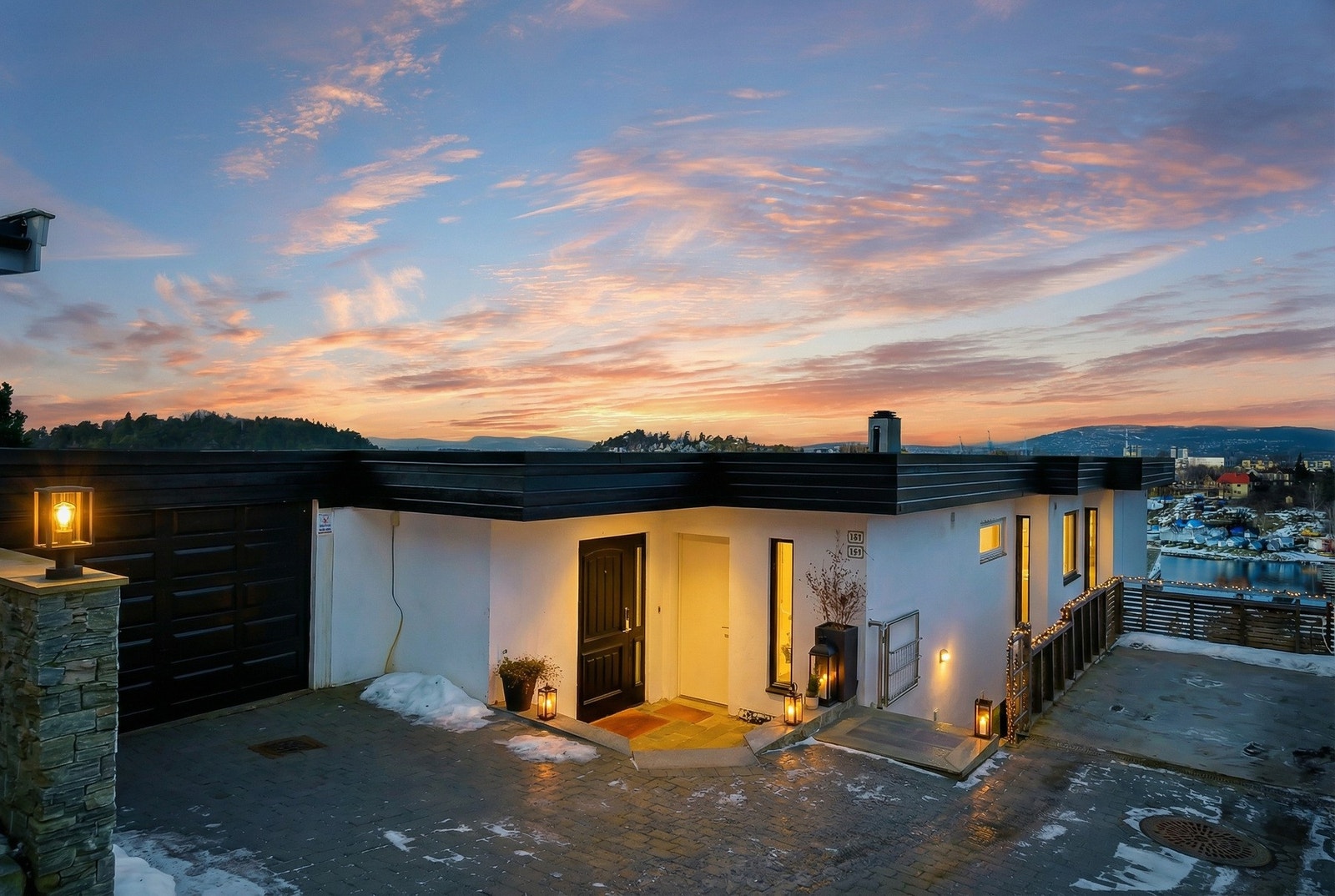 Boligen har et pent inngangsparti i 1. etasje med oppvarmet skifertrapp og belysning. Galleribilde