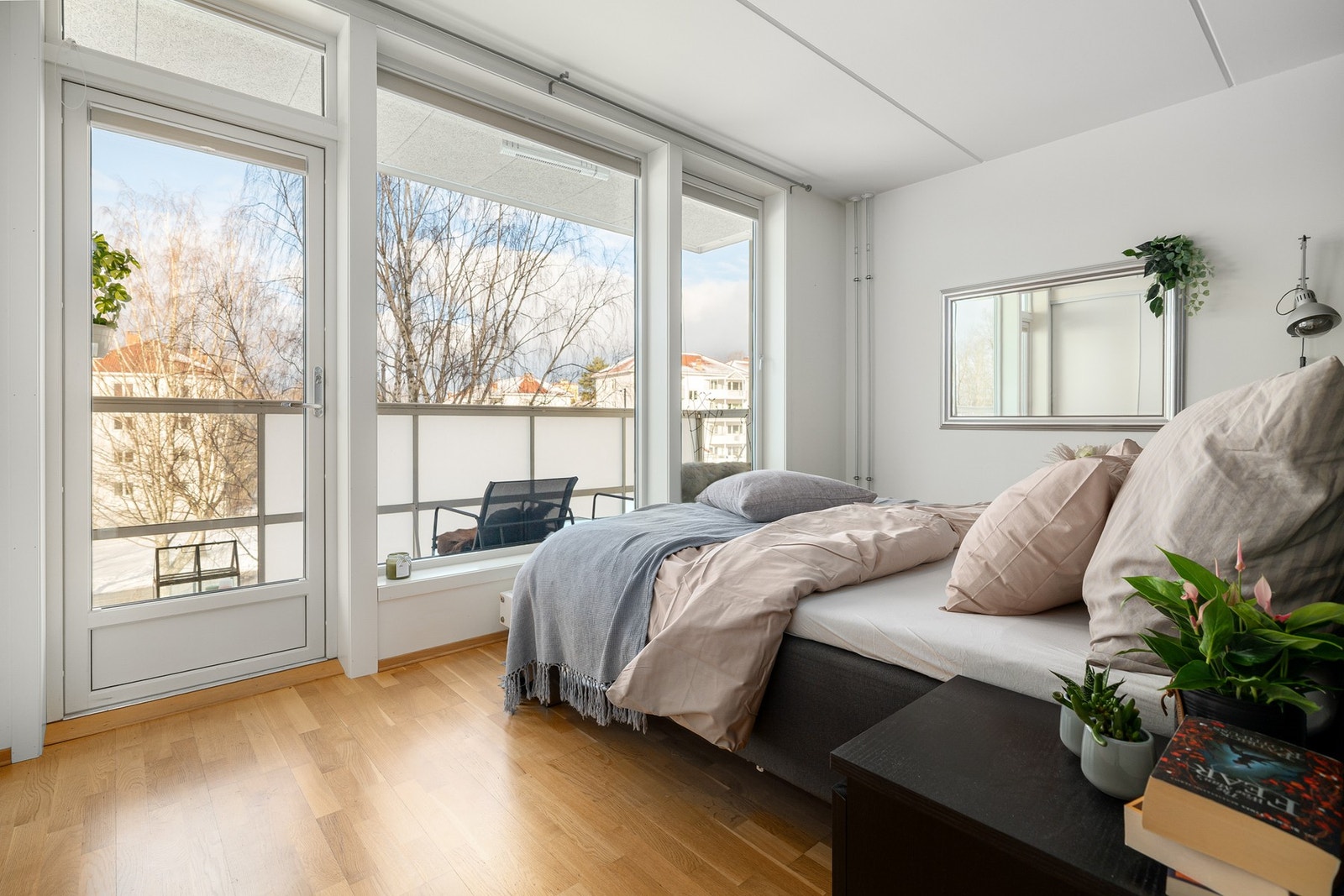 Leiligheten har et lyst og innbydende hovedsoverom av god størrelse. Galleribilde