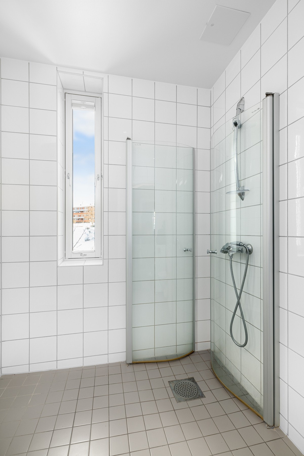 Baderommet har tidløse fliser på gulv og vegger, elektrisk gulvvarme, downlights i himlingen og mekanisk avtrekk via balansert ventilasjon. Galleribilde