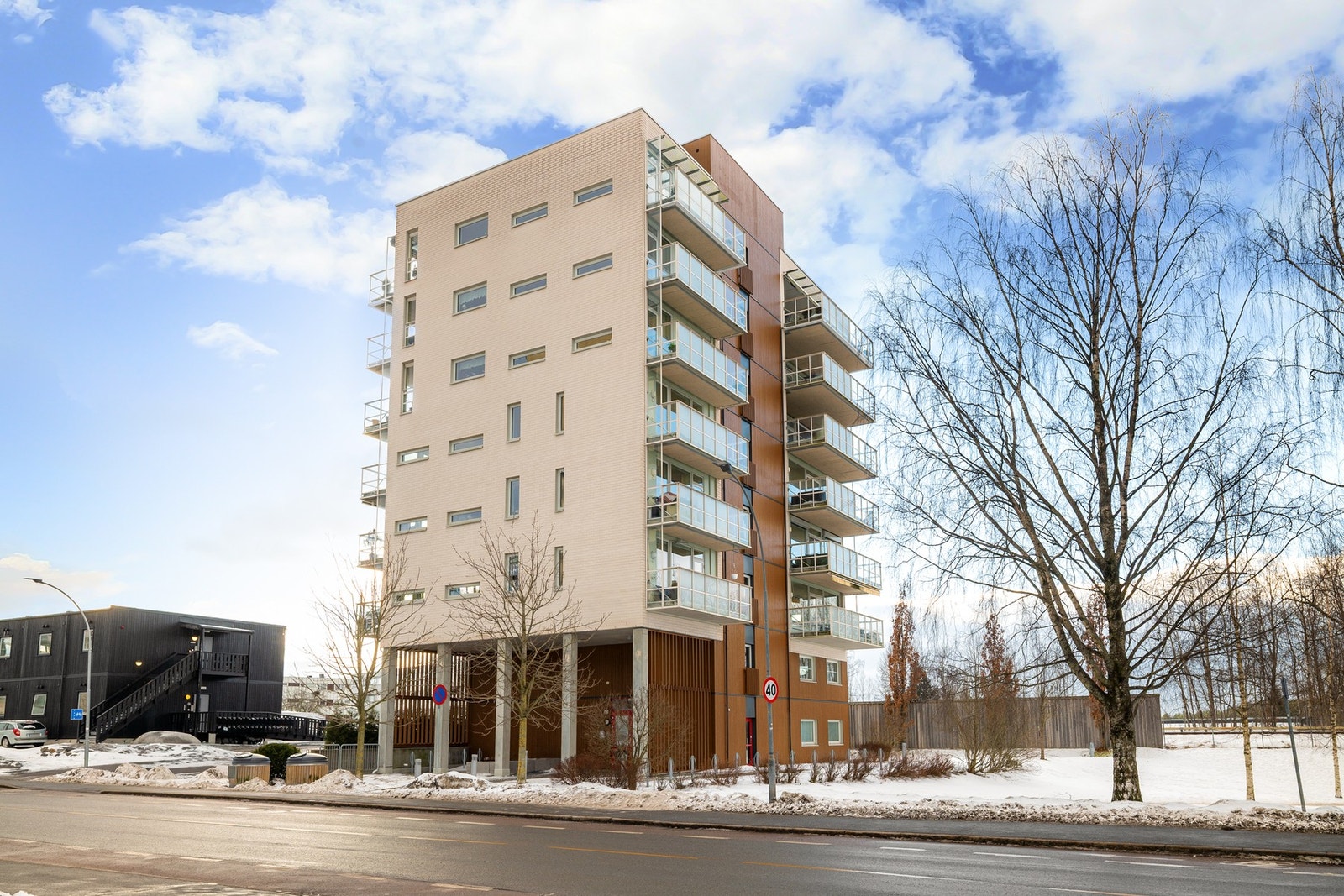 Leiligheten ligger på Oppsal med nærhet til Østensjøvannet og Østmarka som byr på flotte turmuligheter året rundt. Kun 2 min gange til T-banen som tar deg til Oslo sentrum på 15 min. Perfekt beliggenhet for deg som ønsker enkel tilgang til natur og byliv! Galleribilde