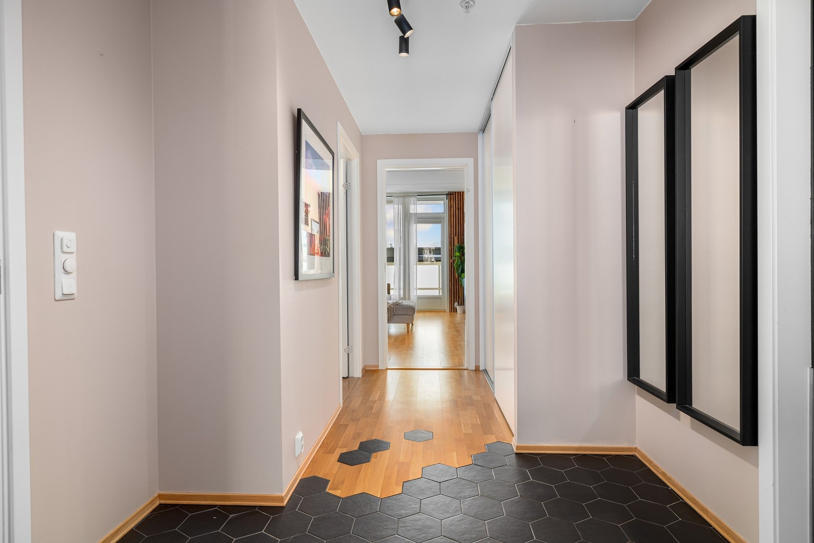 Leiligheten holdes god og lun på vinterstid med fjernvarme til radiatorer. Både á-konto fjernvarme (oppvarming og varmtvann) og grunnpakke tv/bredbånd fra Telenor er inkludert i felleskostnadene. Galleribilde