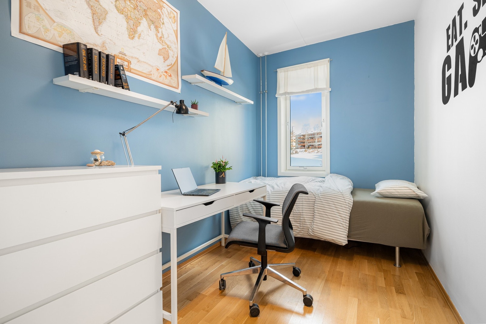 Soverom 2 passer perfekt som barnerom, gjesterom eller kontor. Galleribilde