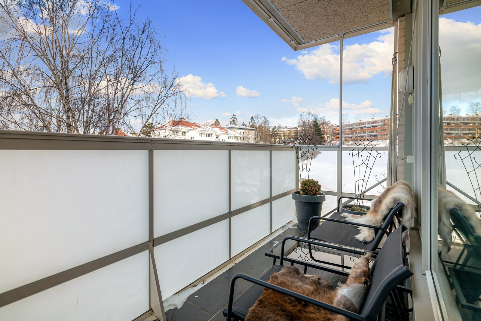 Fra soverommet er det utgang til en fin nordvestvendt balkong på ca. 8m². Galleribilde