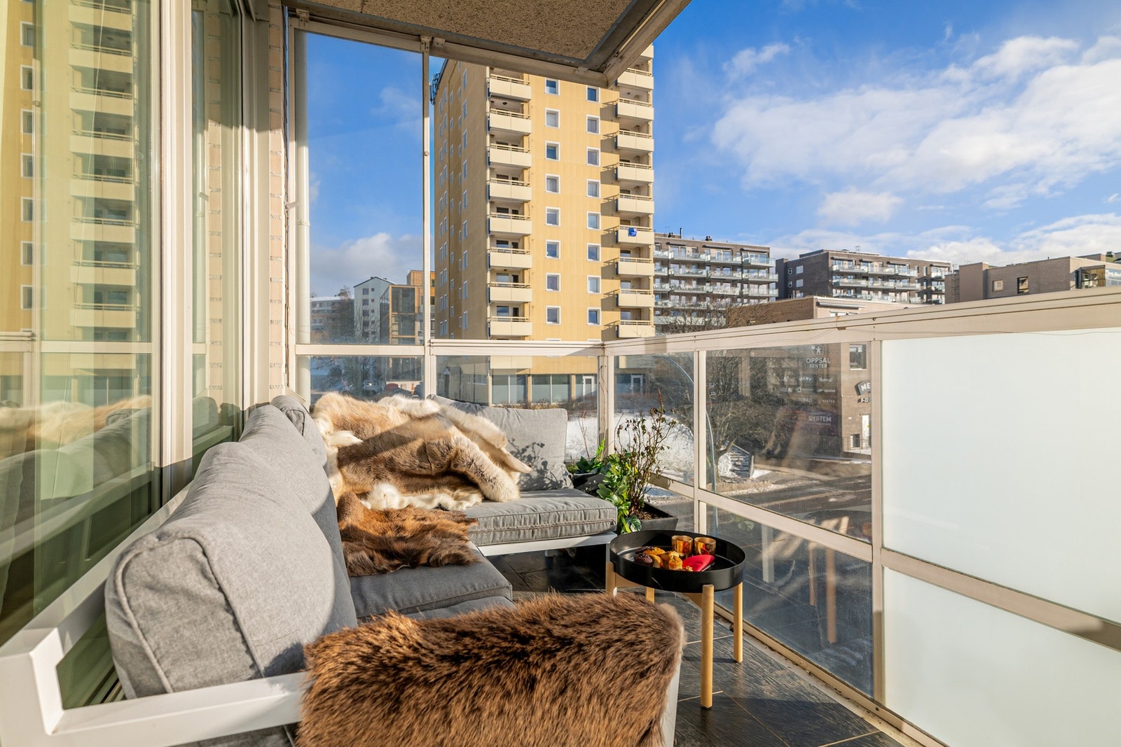 Fra stuen har du utgang til en solrik sydøstvendt balkong på ca. 10m². Balkongen er overbygget, har flislagt gulv og rekkverk med glassfelt. Det er også montert utebelysning og stikkontakt. Galleribilde