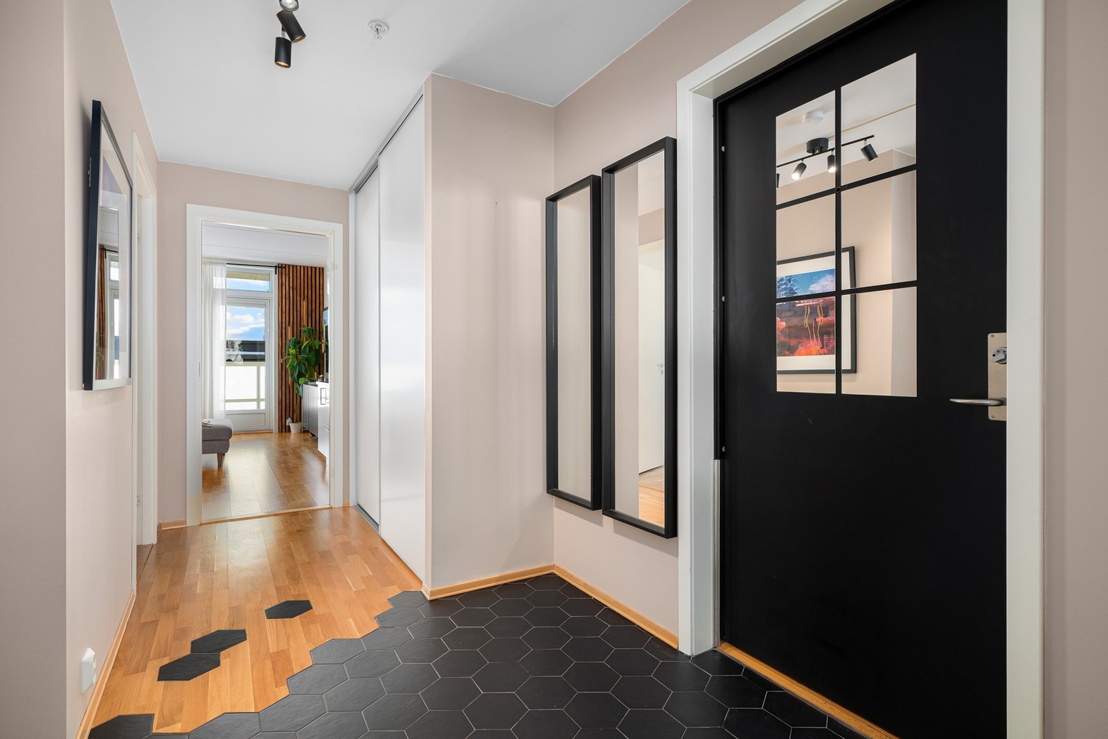 I entréen har du god oppbevaringsplass i stor plassbygget skyvedørsgarderobe. Galleribilde