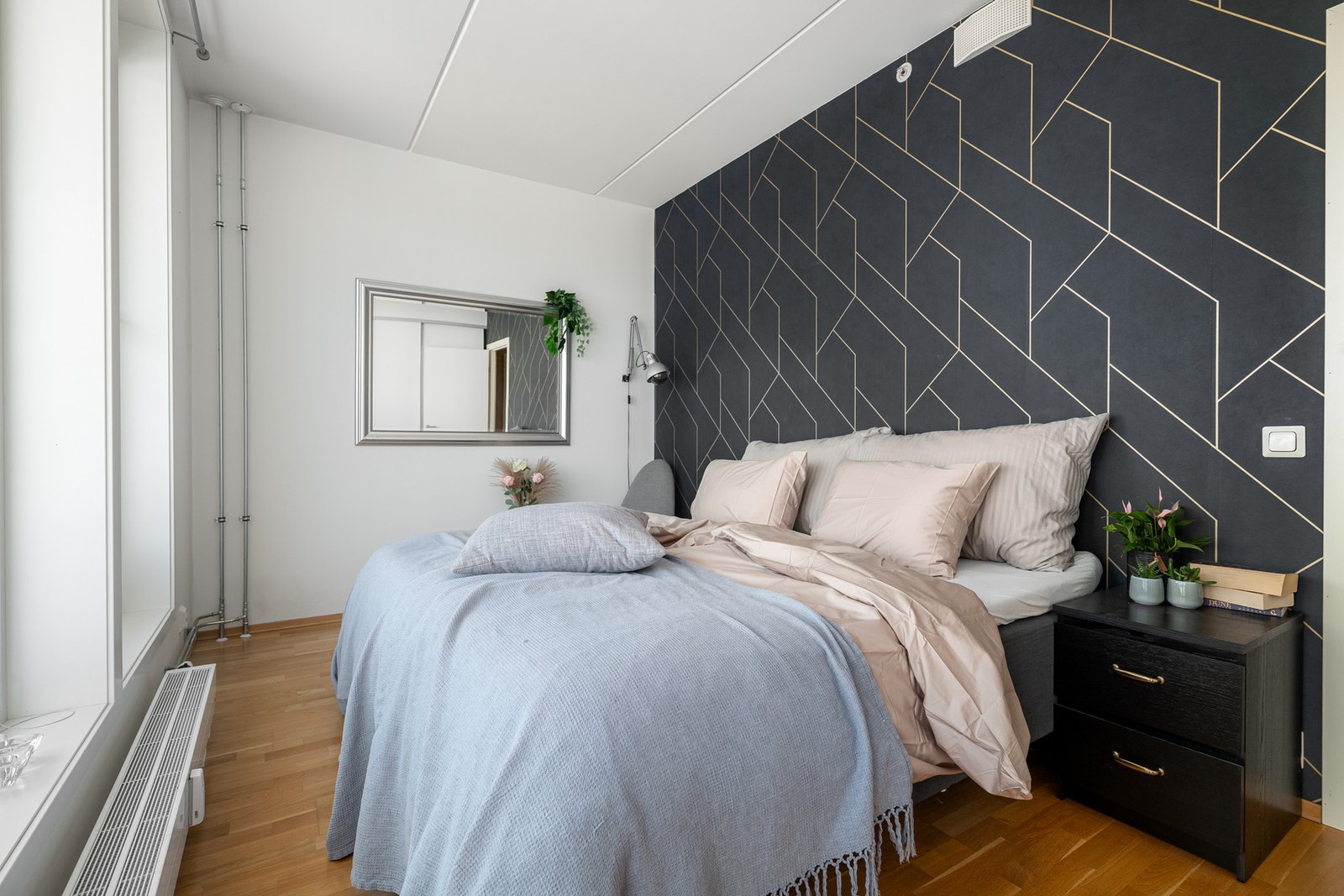 Soverommet har god standard med parkett på gulv, skjult elektrisk anlegg og glatte lysmalte overflater med en tapetsert kontrastvegg. Galleribilde