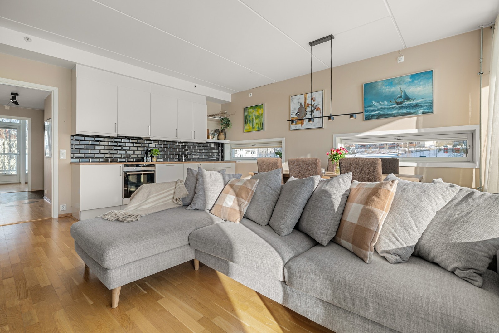 Stuen har god og moderne standard med parkett på gulv, glatte overflater malt i en fin varm farge og skjult elektrisk anlegg. Galleribilde