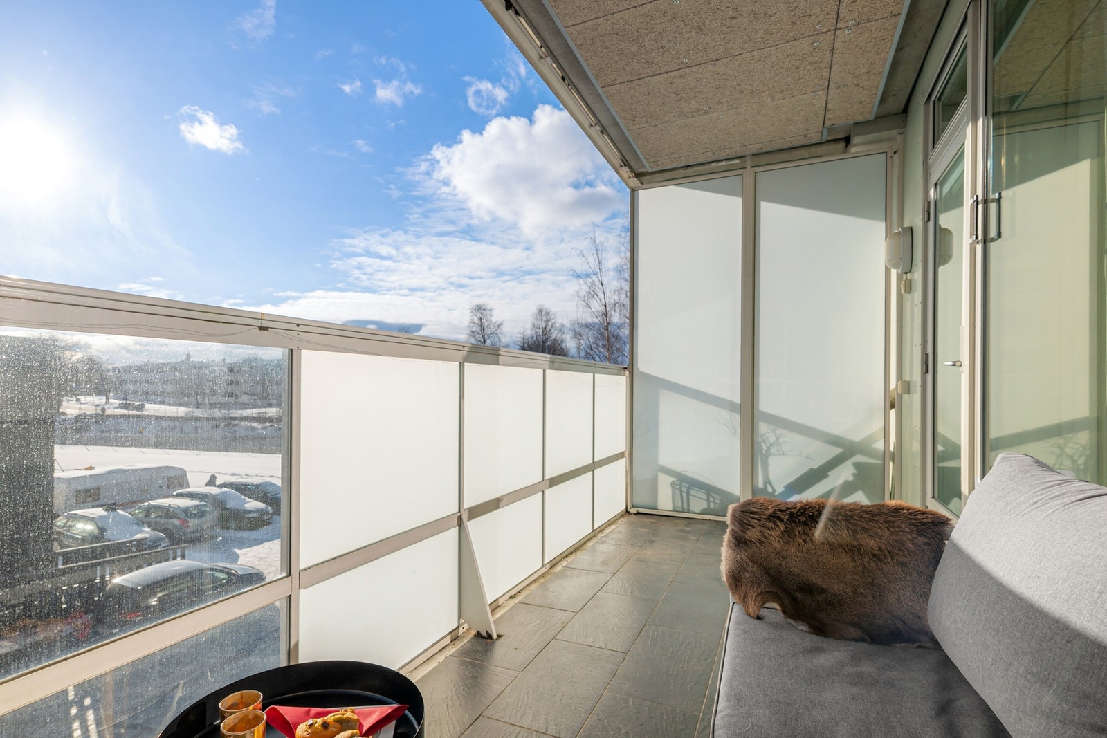 Beliggenheten mot sydøst sørger for gode solforhold fra tidlig morgen og videre utover dagen. Dette er uten tvil en flott plass for lange og late sommerdager! Galleribilde