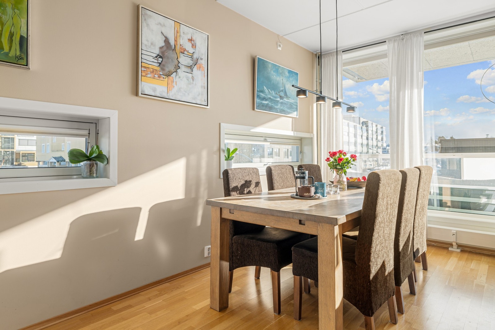 Leiligheten ligger på enden i byggets 3. etasje, og har en god planløsning som utnytter plassen optimalt. Galleribilde