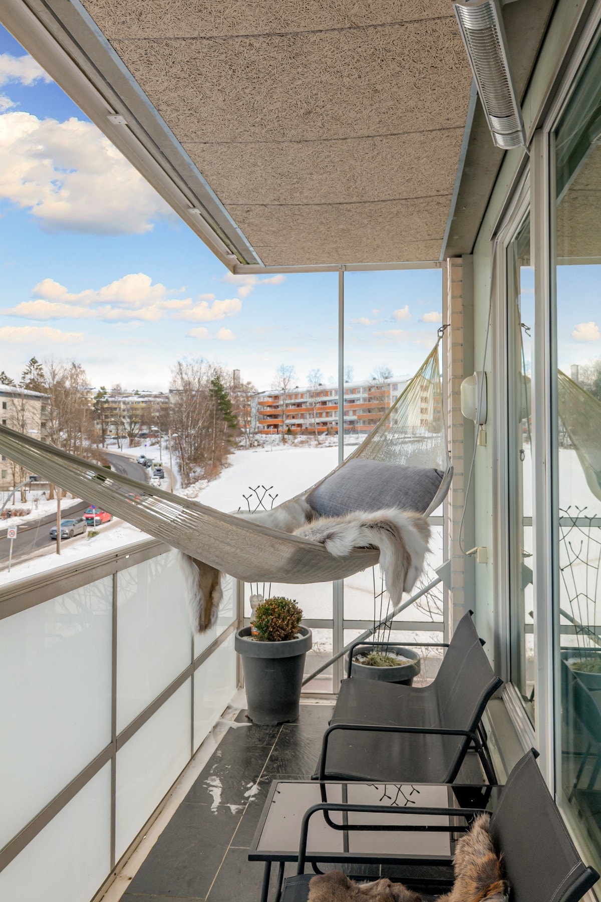 Balkongen er overbygget, har flislagt gulv og rekkverk med glassfelt. Det er også montert varmelampe, utebelysning og stikkontakt. Galleribilde