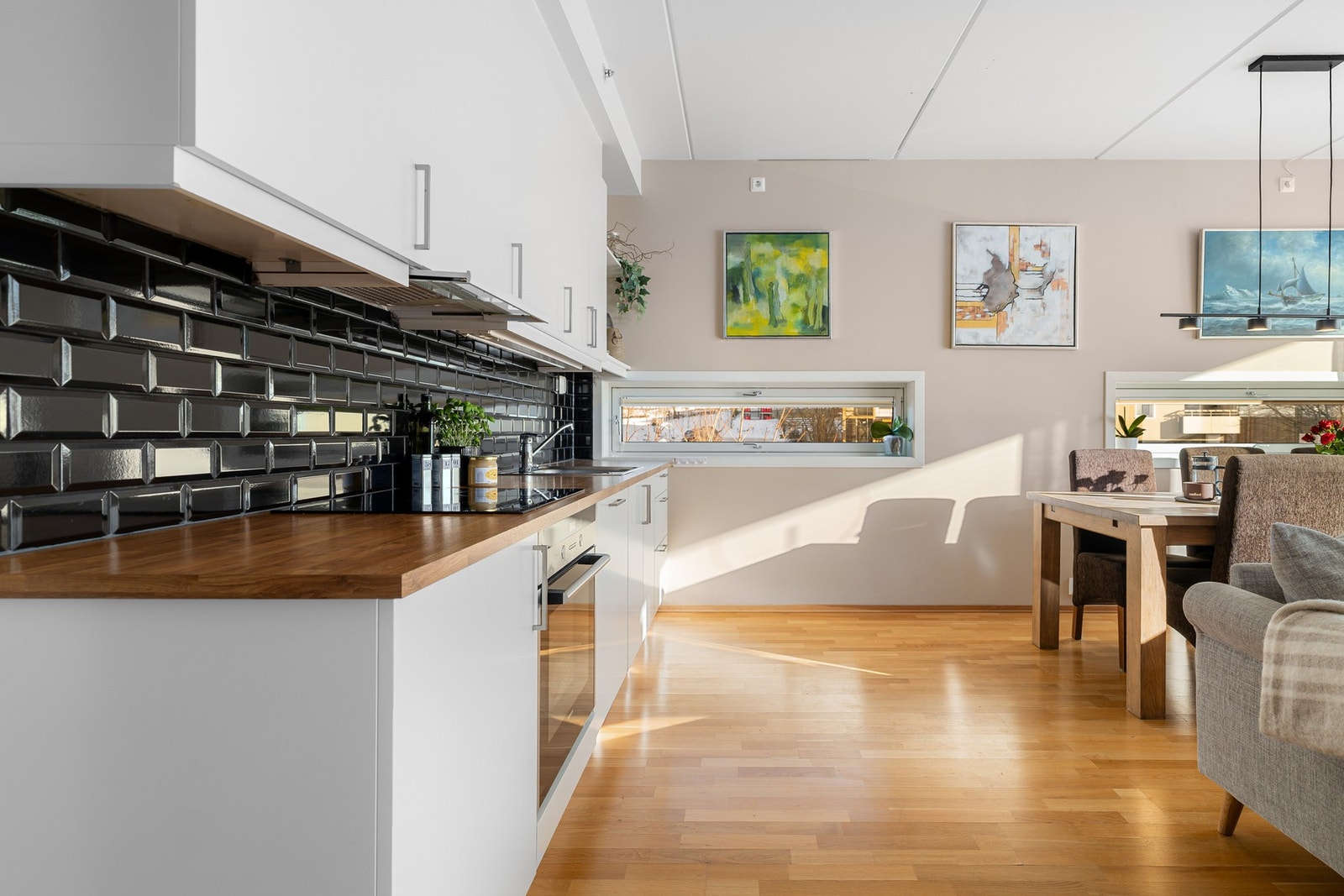 Kjøkkenet ligger i en fin og sosial åpen løsning med stuen. Galleribilde