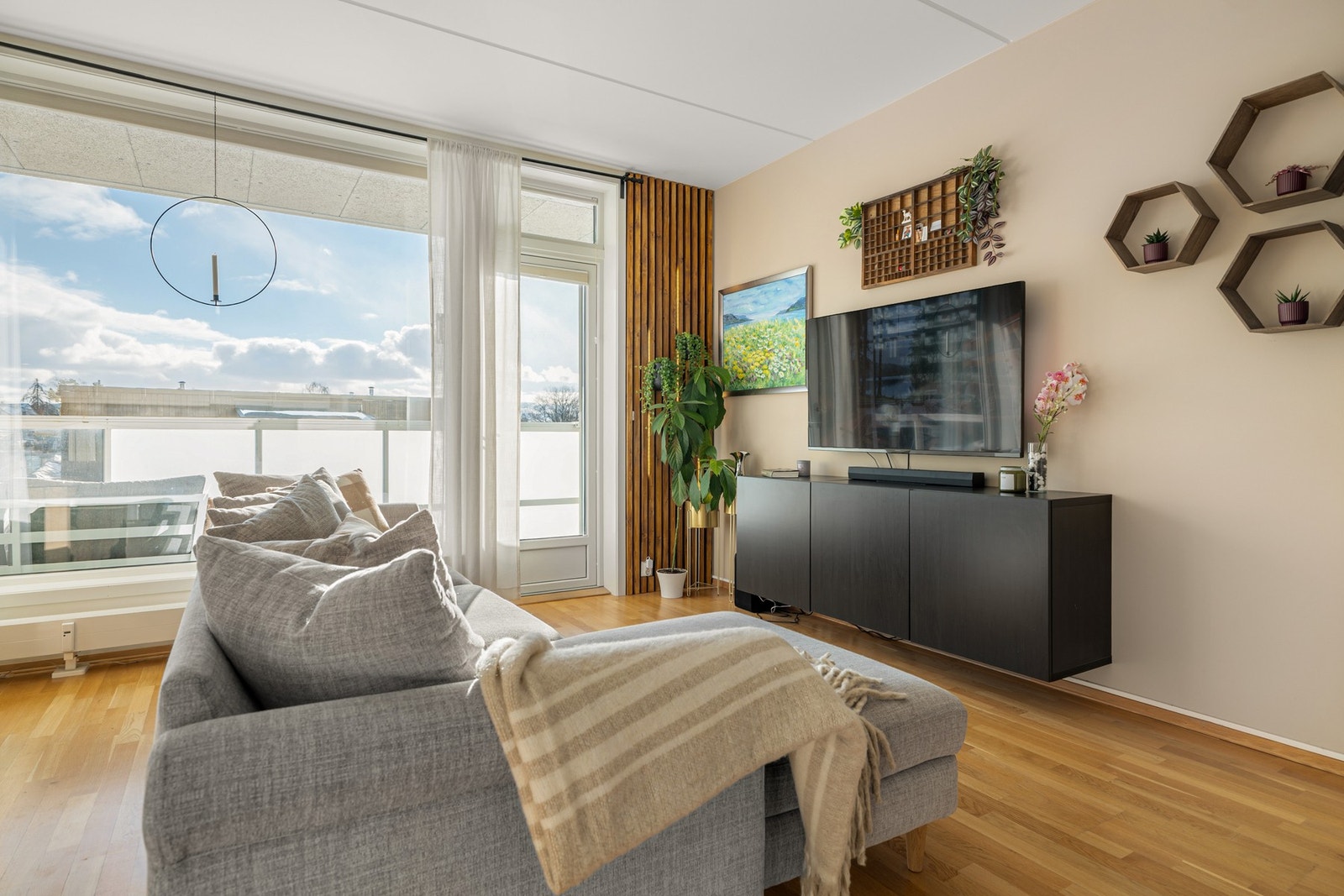 Lysinnslippet sammen med den gode takhøyden på ca. 2,7 meter gir en god og luftig romfølelse. Galleribilde