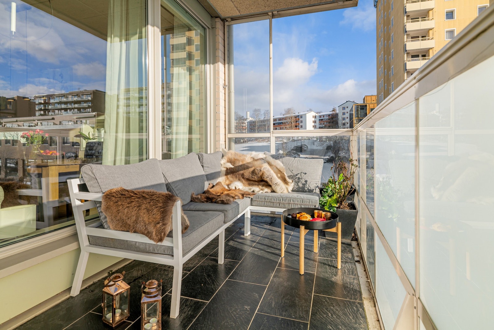 En lys og attraktiv 3-roms selveiet endeleilighet i et moderne bygg fra 2011. Galleribilde