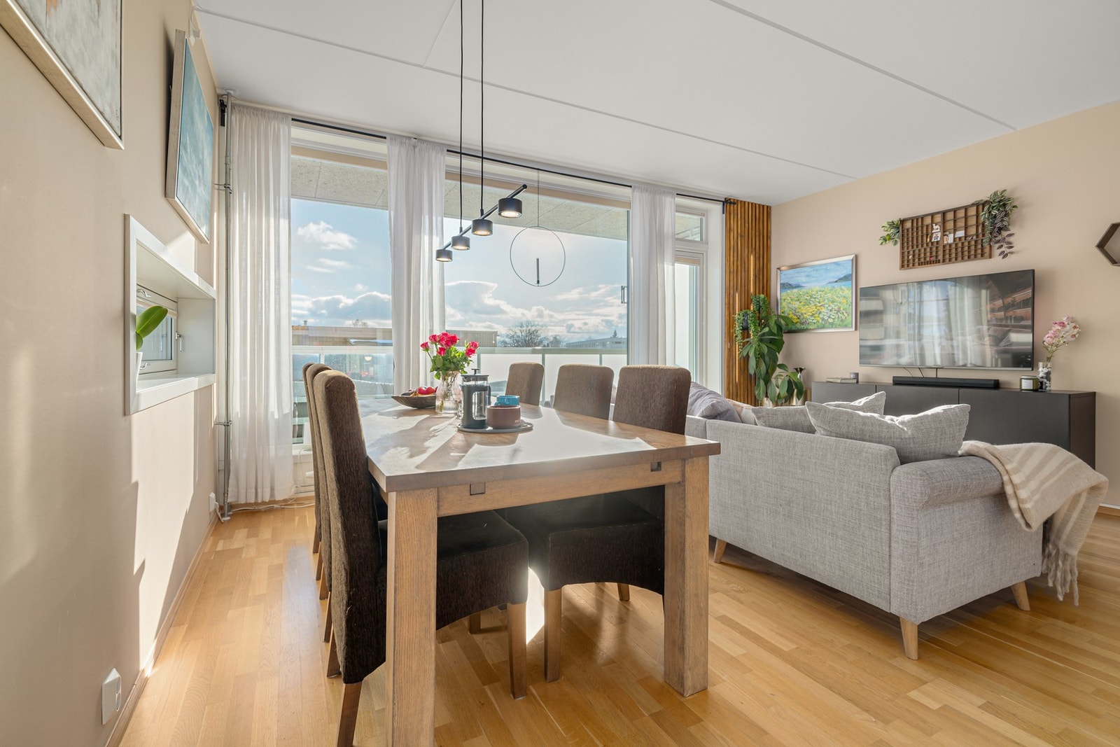 Stuen har vinduer mot to ulike himmelretninger som sørger for rikelig med naturlig lys, samtidig som det ikke er direkte innsyn. Galleribilde