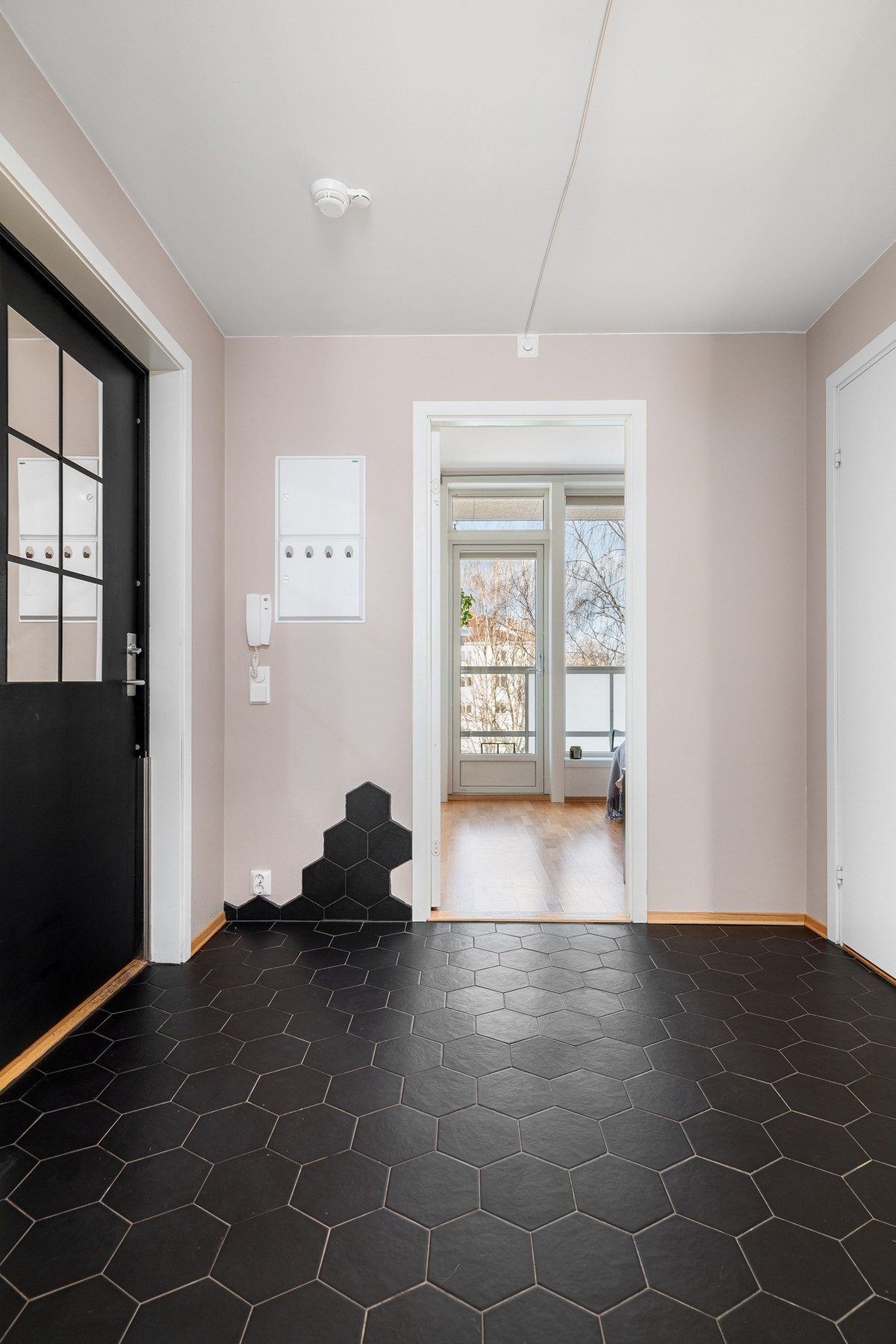 Entréen har god standard med flotte sorte heksagonfliser på gulv, deilig gulvvarme og glatte overflater malt i en fin lys farge. Galleribilde