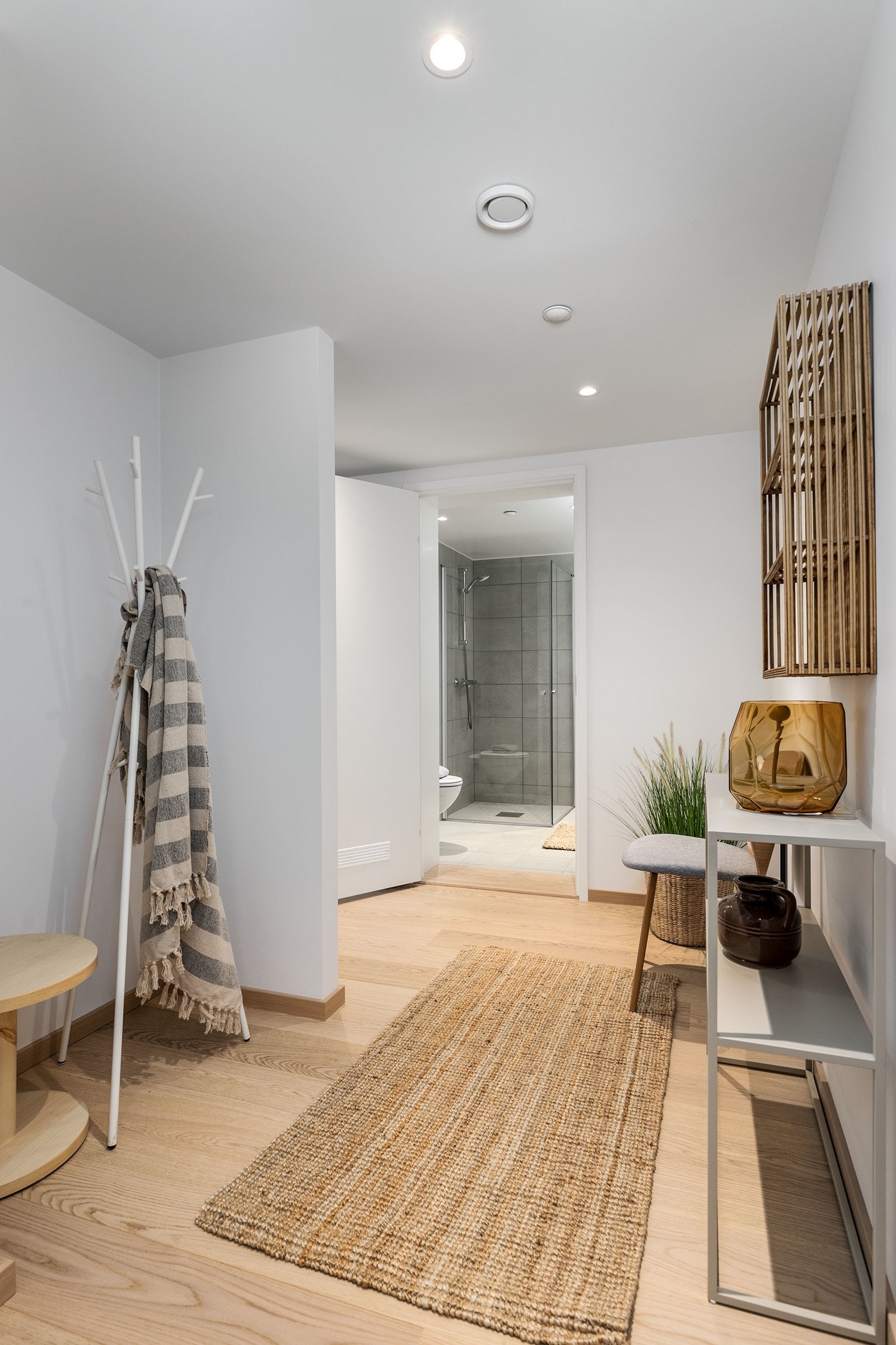 Flott entré/ gang med god avsatt plass til skapinnredning. Bilde fra leilighet L104. Galleribilde