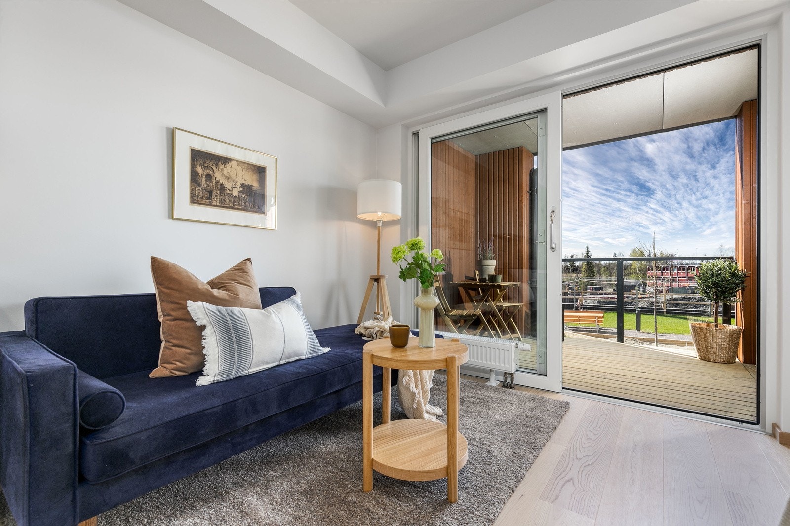 Leiligheten har en gjennomført høy standard, med 1-stavs hvitpigmentert eikeparkett og listfrie vindussmyg. Bilde fra leilighet L104. Galleribilde