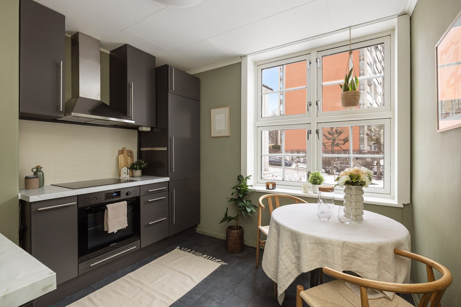 Separat og romslig kjøkken fra 2021. Galleribilde