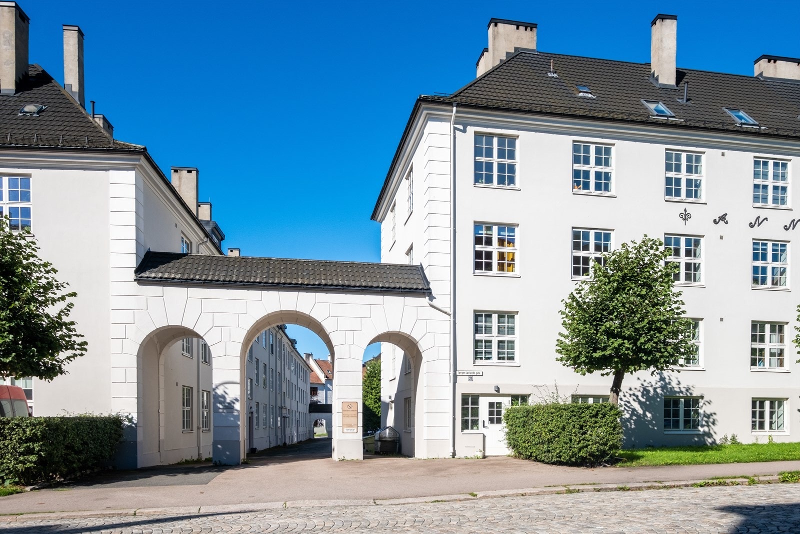 Sommerbilde - Svært koselig borettslag med 3 velholdte bakgårder. Galleribilde