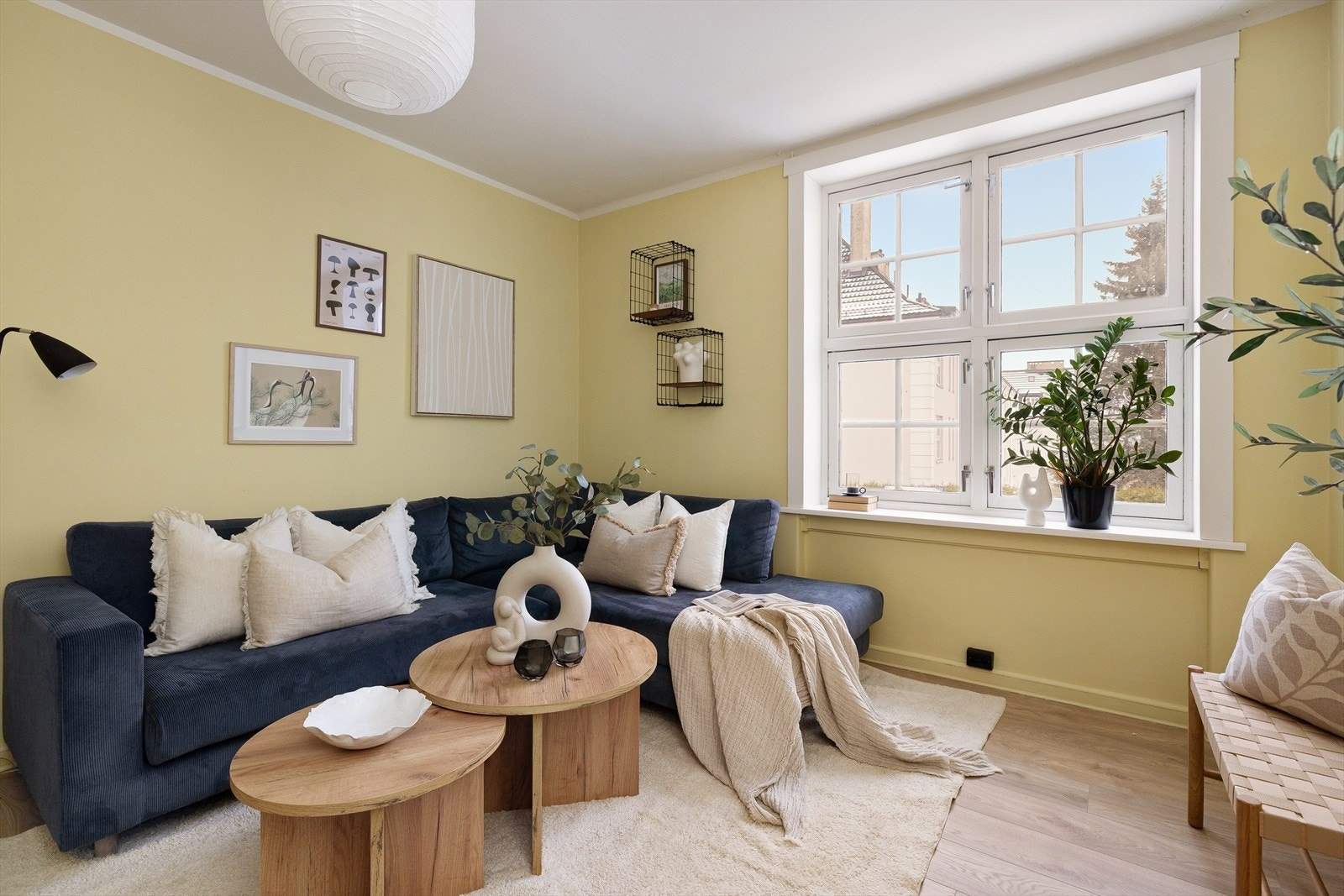 Lys og hyggelig stue med god plass til sofaseksjon med tilhørende møblement, TV-benk og spisebord. Galleribilde