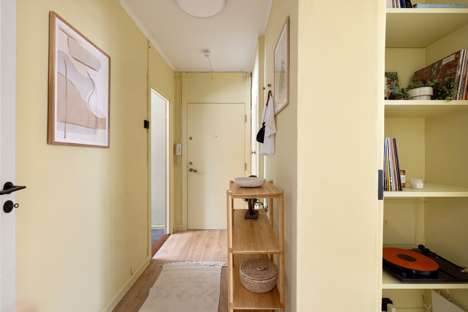 Velkommen inn! En lys og innbydende entré som gir et godt førsteinntrykk av boligen. Galleribilde